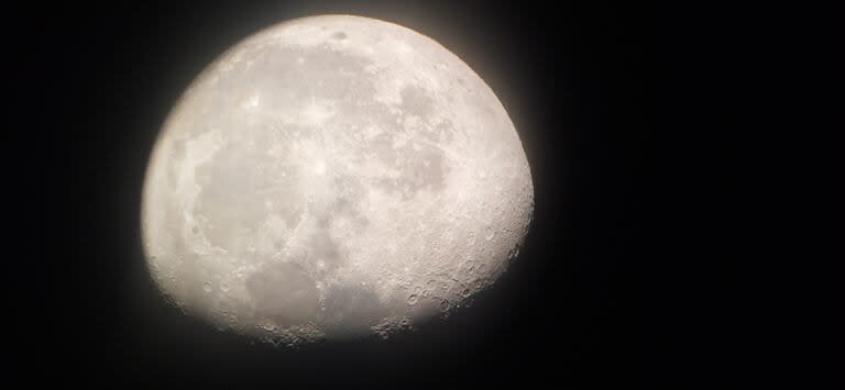 La luna fotografiada desde el lente de uno de los telescopios en un tour astronómico en San Pedro de Atacama