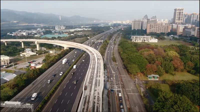 三鶯線跨越國道高架橋梁施工。（圖／新北市捷運工程局提供）