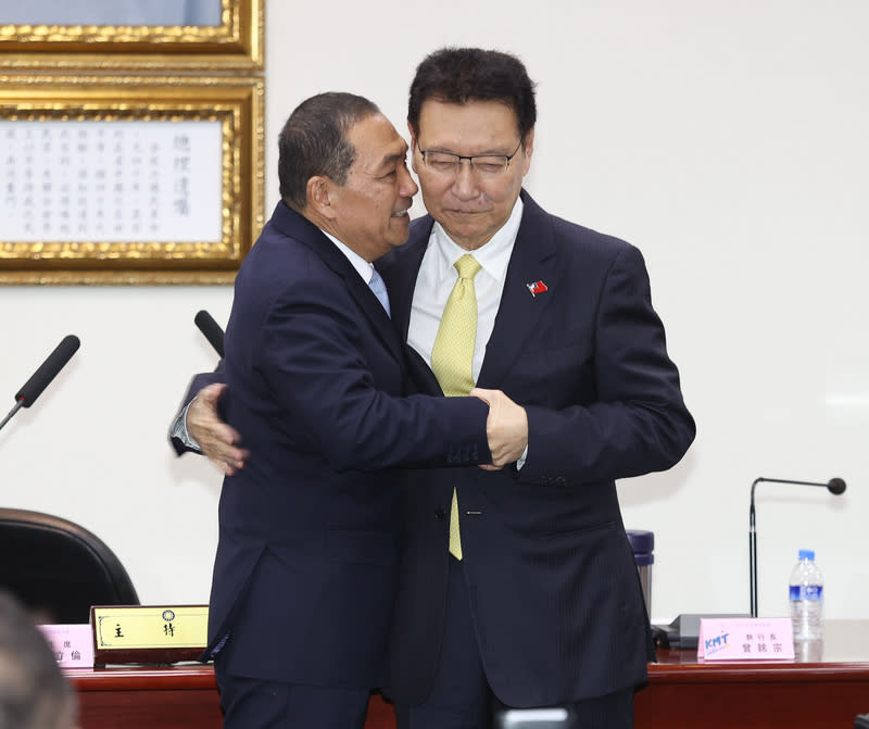 國民黨總統參選人侯友宜（左）24日上午在中常會宣布副手搭檔為中廣董事長趙少康（右），兩人擁抱致意。（中央社）