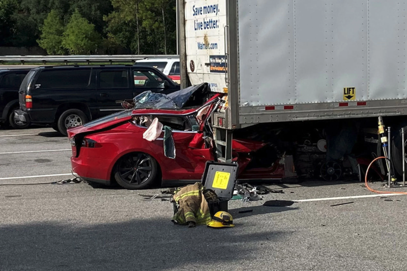 美國佛州一起死亡車禍，特斯拉高速自撞貨櫃車，尚待釐清是否為「自動駕駛」惹的禍。（翻攝推特@nypost）