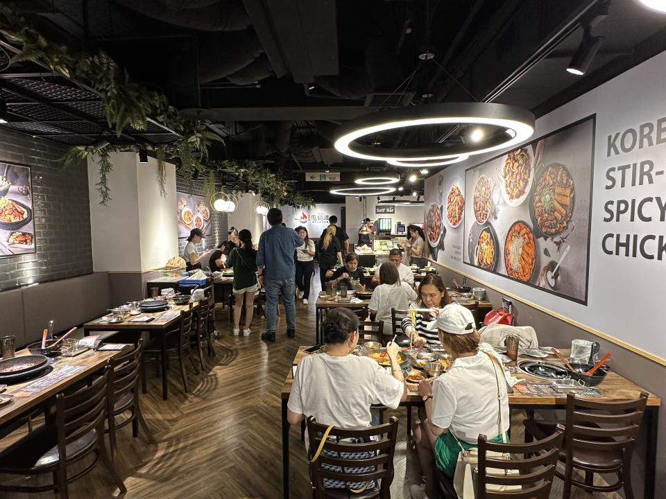 餐廳裝潢很韓系，用餐氛圍頗熱鬧。