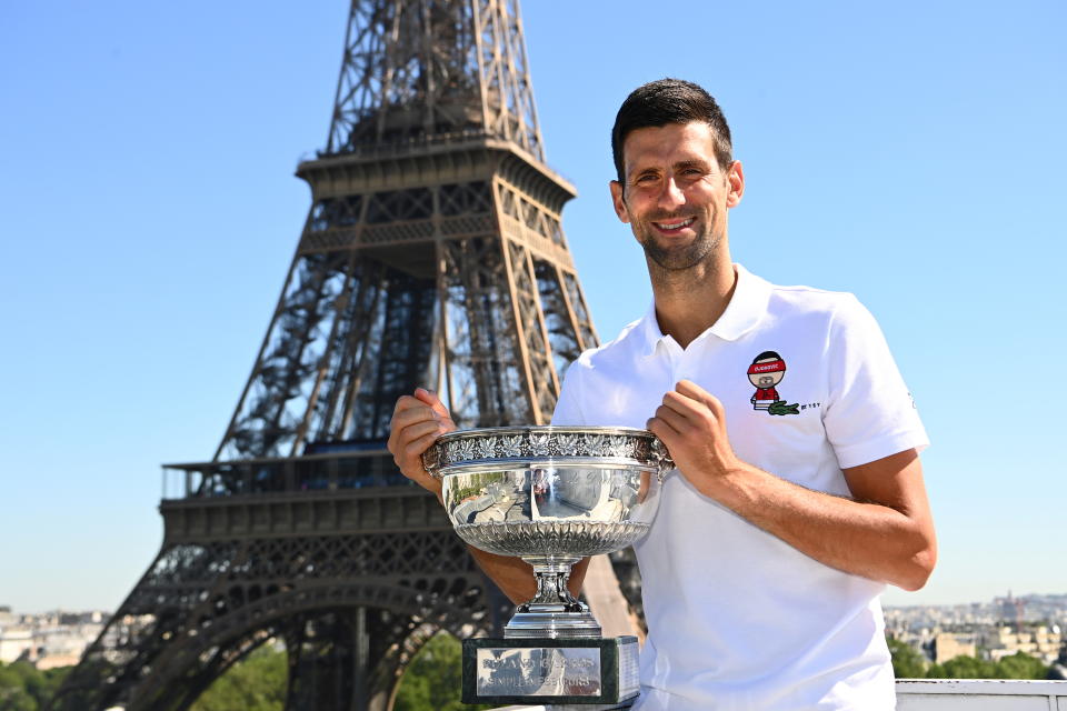 Serbiens Novak Djokovic posiert vor dem Eiffelturm