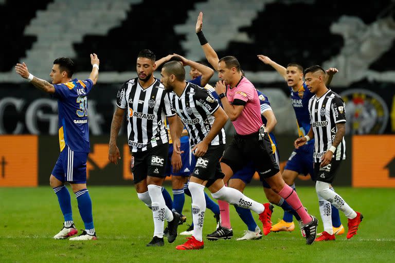 El referí Esteban Ostojich anula el gol de Boca luego de una revisión del VAR durante el partido de Copa Libertadores 2021 que disputaron Boca y Atlético Mineiro; la historia sigue sumando capítulos.