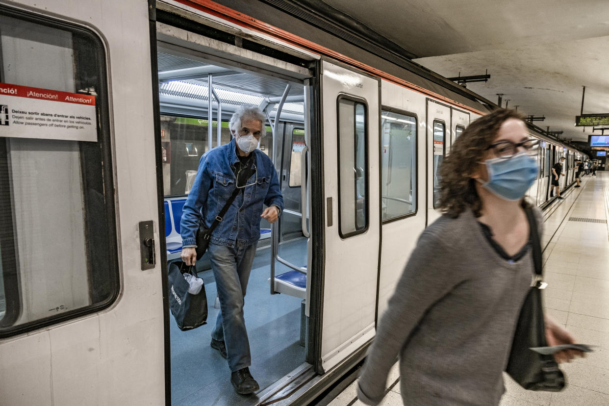 Viajeros salen de un tren del metro de Barcelona con la mascarilla puesta. (Foto: Paco Freire / SOPA Images / LightRocket / Getty Images).