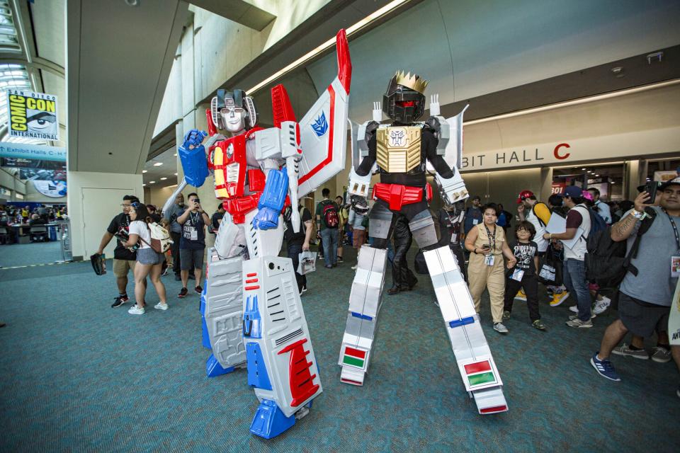 Starscream and Grimlock from Transformers cosplayers