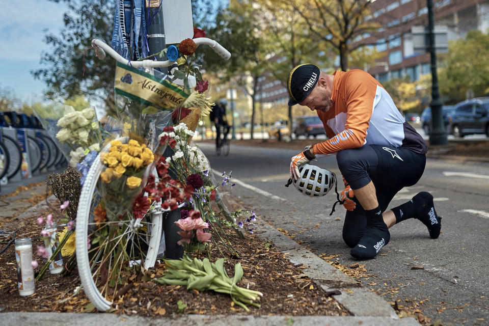 <p>Eric Fleming, 41, stops by to express his condolences in front of a bike memorial where people leave flowers to remember the victims of the attack on Thursday, Nov. 2, 2017, in New York. (Photo: Andres Kudacki/AP) </p>