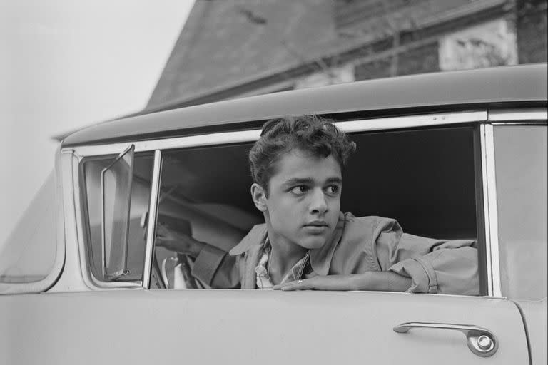 Sal Mineo en su casa del Bronx, en Nueva York, 1955. (Photo by Graphic House/Hulton Archive/Getty Images)