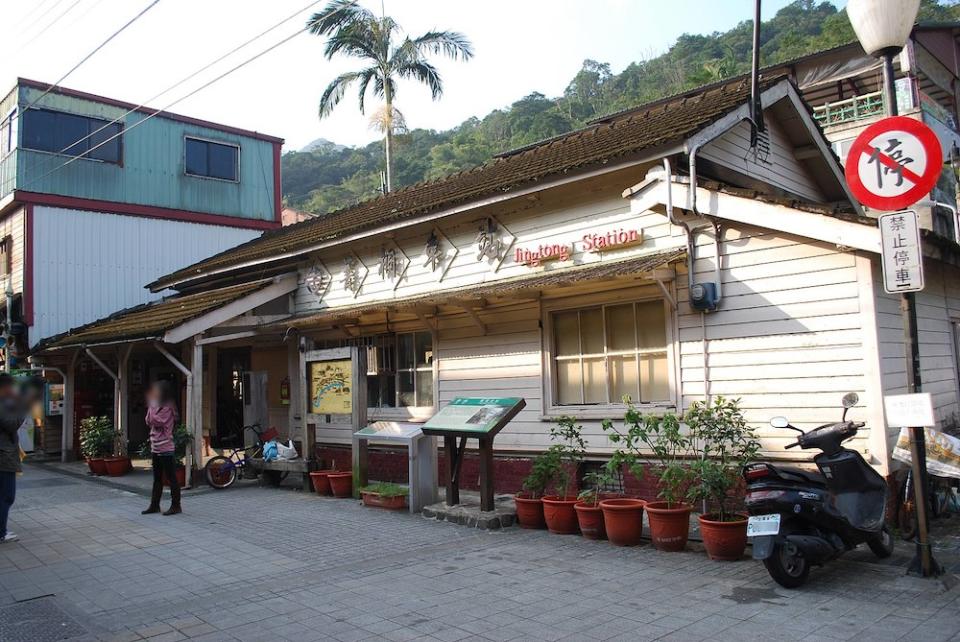 菁桐車站(Photo via Wikimedia, by katorisi, License: CC BY-SA 3.0，圖片來源：https://zh.wikipedia.org/wiki/File:TRA_Jingtong_Station,New-Tapei-city,Taiwan.jpg)