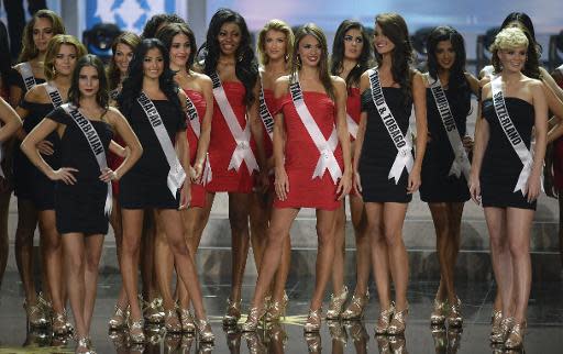 Participantes del concusros Miss Universo 2013 posan en el escenario, en Moscú, el 9 de noviembre de 2013. (AFP | Alexander Nemenov)