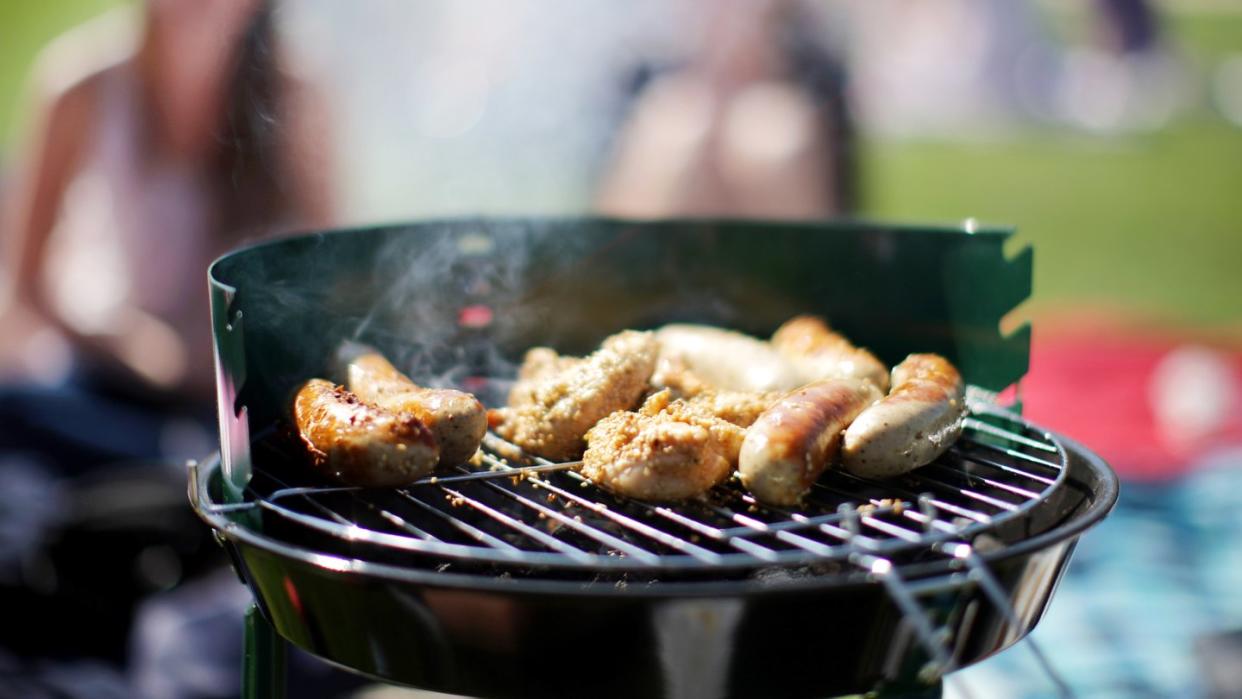 Wenn Fett, Fleischsaft oder Öl in der Glut verbrennen, entstehen Polyzyklische Aromatische Kohlenwasserstoffe, steigen dann im Rauch hoch und lagern sich auch auf dem Grillgut ab. Foto: Rolf Vennenbernd