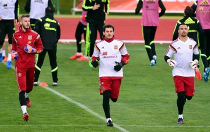 Who'll start in goal: De Gea or Casillas? (AFP Photo)