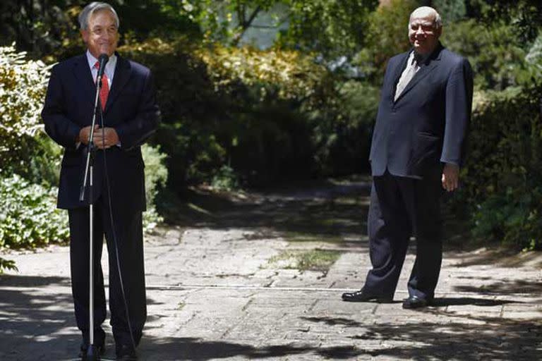 Piñera, ayer, en su residencia de Las Condes, donde apareció junto a Insulza, a quien le dio su apoyo