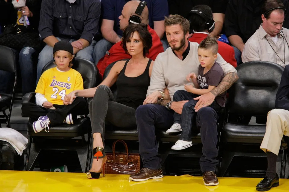 LOS ANGELES, CA - OCTOBER 30: (L-R) Cruz Beckham, Victoria Beckham, David Beckham and Romeo Beckham attend the Los Angeles Lakers vs Dallas Mavericks game on October 30, 2009 in Los Angeles, California. (Photo by Noel Vasquez/Getty Images)