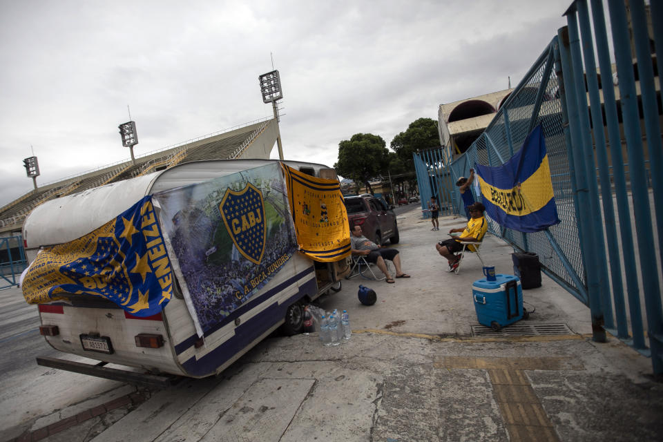 El argentino Walter Dotto (centro) aguarda con su hijo, nieto y un amigo la apertura del Sambadrómo de Río de Janeiro, el jueves 2 de noviembre de 2023. Son hinchas de Boca Juniors, que jugará contra Fluminense de Brasil en la final de la Copa Libertadores el 4 de noviembre. (AP Foto/Bruna Prado)