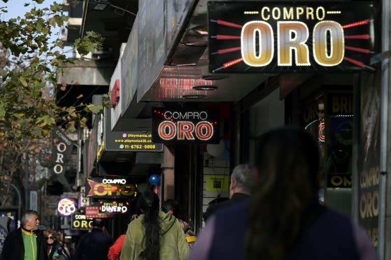 Unos carteles de comercios de compra de oro en Buenos Aires, en una imagen del 6 de junio de 2024 (Juan Mabromata)