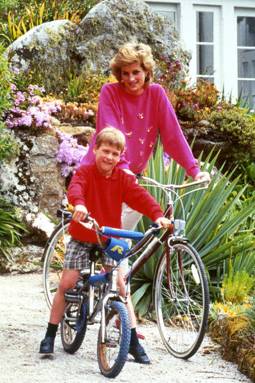 Diana de Gales y el príncipe Guillermo montando en bici 