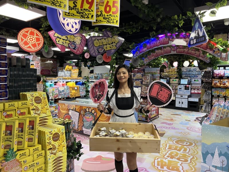 唐吉訶德台中店11/9開幕 唐吉訶德（DON DON DONKI）台中TIGER CITY店將 於9日正式開幕，台中店打造與目前台北市3間店不同 風格，店內有女僕裝扮的店員在商場提供銷售服務。 中央社記者郝雪卿攝  112年11月8日 