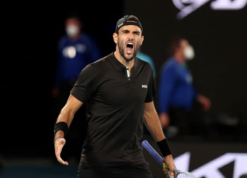 El tenista italiano Matteo Berrettini celebra luego de derrotar al francés Gael Monfils en un partido por cuartos del final del Abierto de Australia