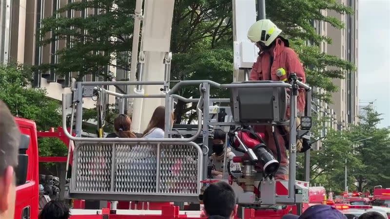 警消以雲梯車疏散受困住戶。（圖／翻攝畫面）