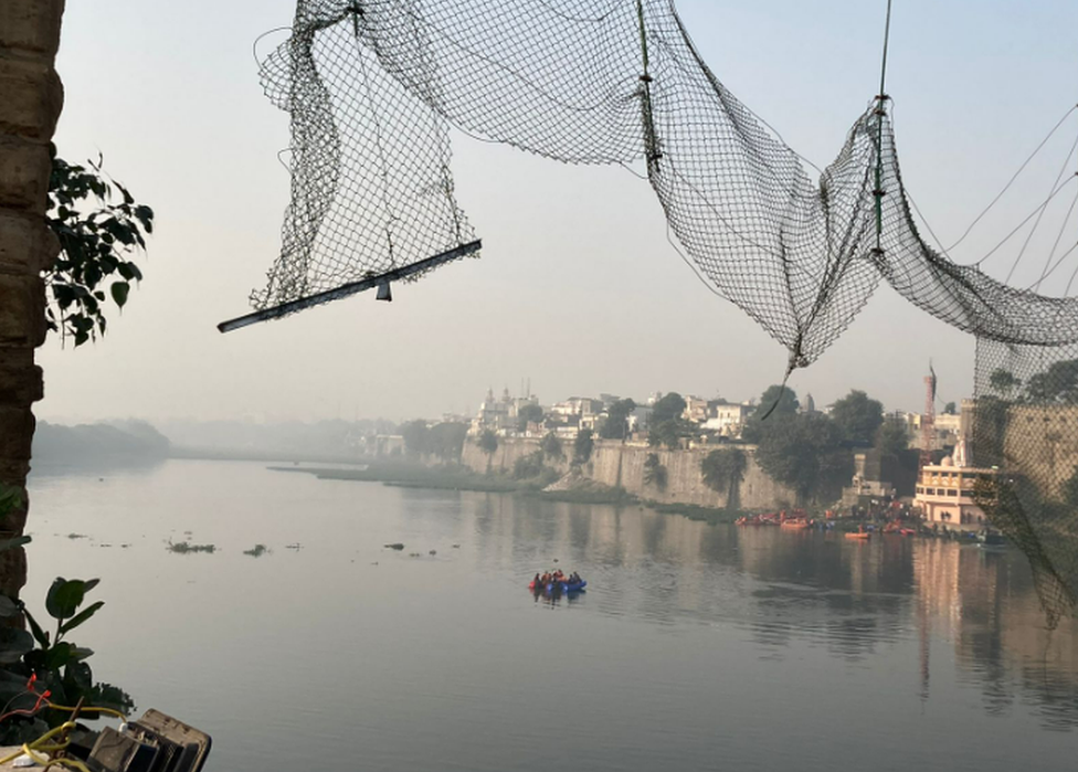 Lo que queda del puente de Morbi después de que colapsara el domingo.