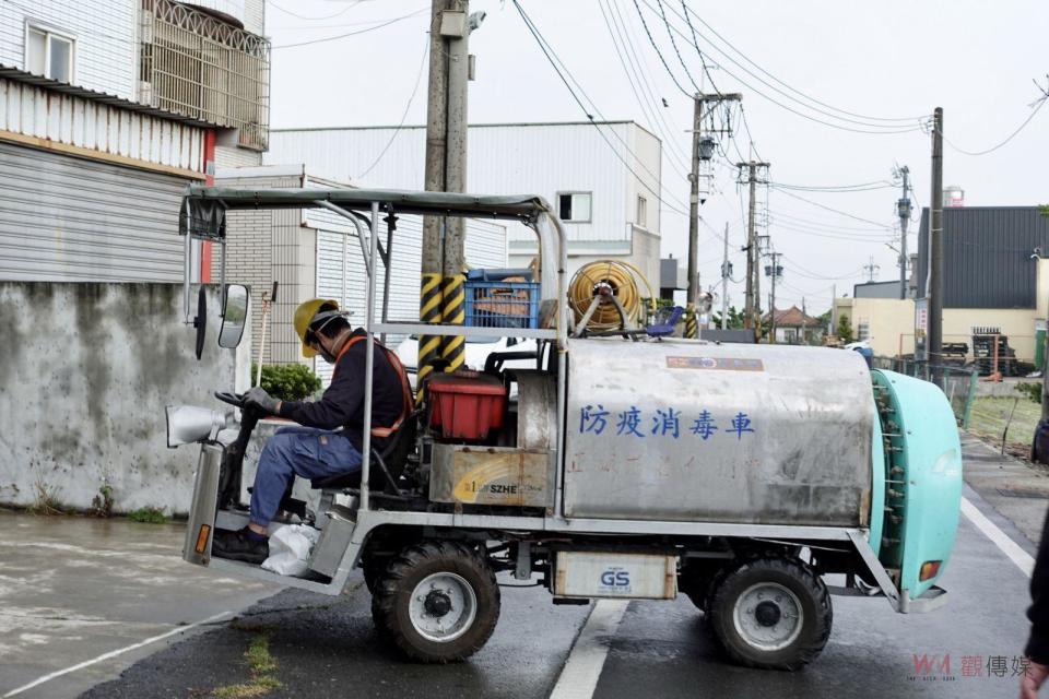 ▲為防治荔枝椿象危害農產及干擾民眾日常，福興鄉公所清潔隊進行逐村噴藥消毒工程。（記者陳雅芳攝）