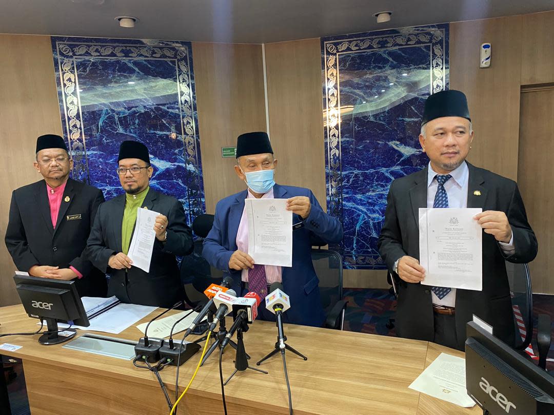 Johor Islamic Religious Affairs Committee chairman Tosrin Jarvanthi (third from left) holds up the state government’s gazette prohibiting the activities of Hizbut Tahrir within Johor. — Picture by Ben Tan