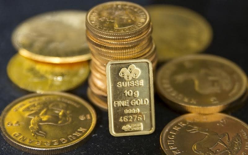 Gold bullion is displayed at Hatton Garden Metals precious metal dealers in London, Britain July 21, 2015. REUTERS/Neil Hall/File Photo