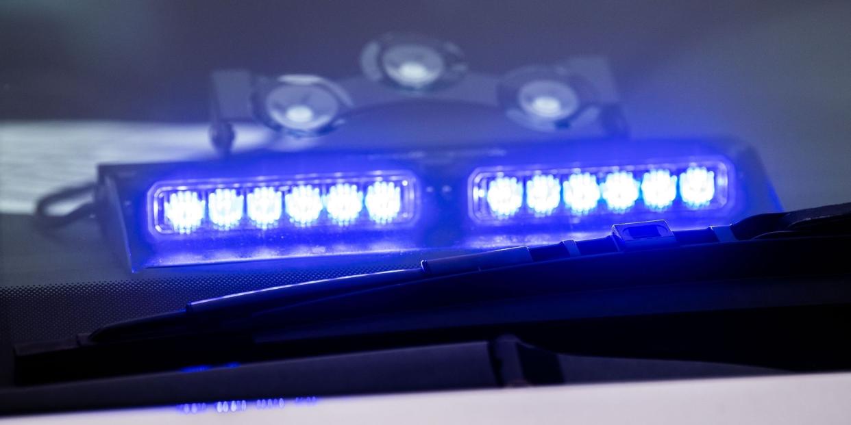 Ein Blaulicht leuchtet unter der Frontscheibe eines Einsatzfahrzeugs der Polizei.<span class="copyright">Lino Mirgeler/dpa/Symbolbild</span>