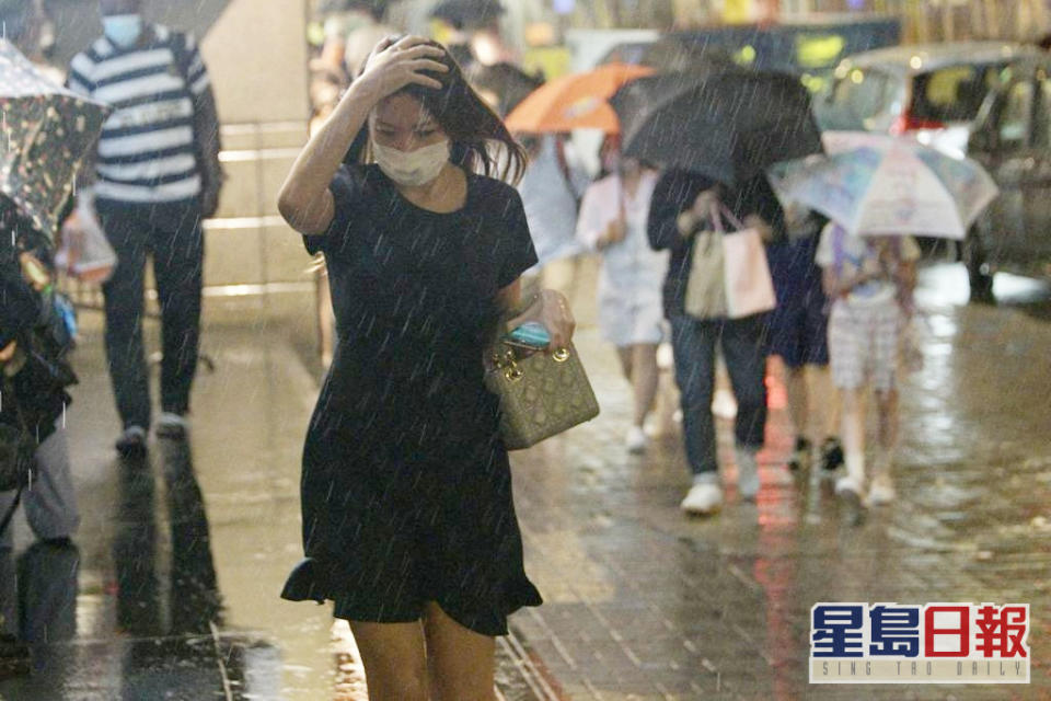 預測多雲，有狂風驟雨及雷暴。今日雨勢有時頗大。