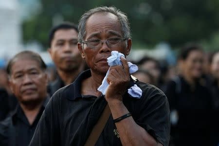 Mourners react as the Royal Urn of late King Bhumibol Adulyadej is carried by the Great Victory Chariot during a royal cremation procession at the Grand Palace in Bangkok, Thailand, October 26, 2017. REUTERS/Soe Zeya Tun