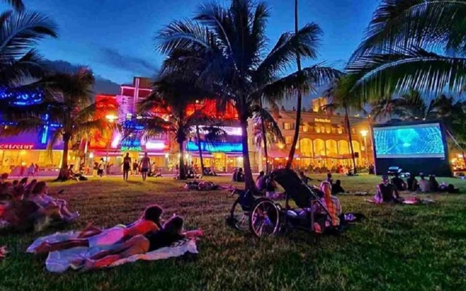 Viernes Flix con “Mama mía”, gratis en el Lummus Park, Miami Beach.