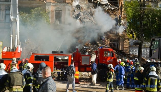 烏克蘭首都基輔遭俄軍自殺無人機攻擊，救援人員在瓦礫堆中搜救，這次攻擊造成4死19傷。   圖：翻攝UKRINFORM