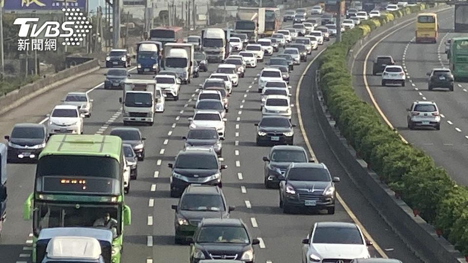 國道上湧入大量車潮。（示意圖／TVBS資料畫面）