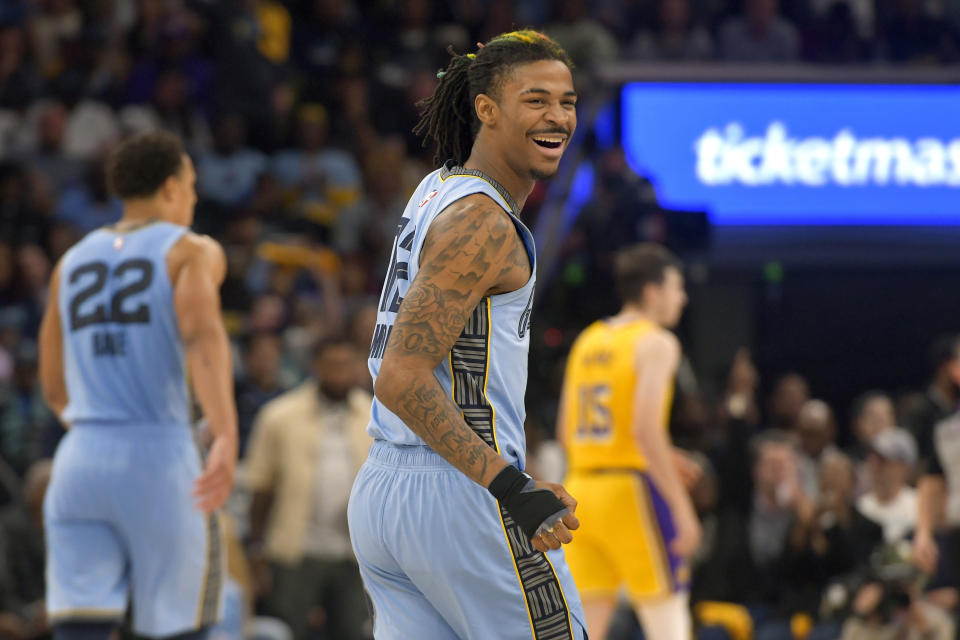 Ja Morant, de los Grizzlies de Memphis, festeja durante un partido de playoffs ante los Lakers de Los Ángeles, el 26 de abril de 2023 (AP Foto/Brandon Dill)