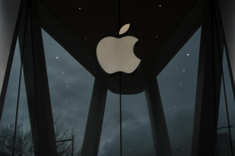 Nubes reflejadas en la fachada de una Apple Store en Brooklyn, el 17 de marzo de 2020. (John Taggart / The New York Times).