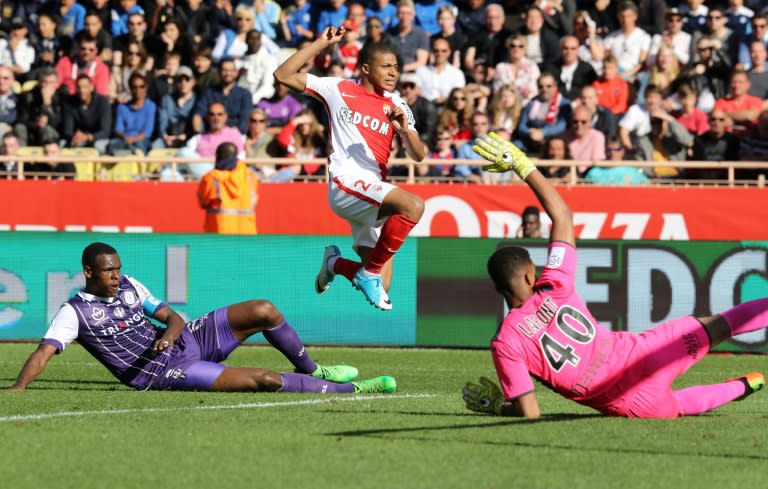 Monaco's Kylian Mbappe Lottin (R) vies with Toulouse's Issa Diop (L) during their French L1 football match on April 29, 2017 at the "Louis II Stadium" in Monaco