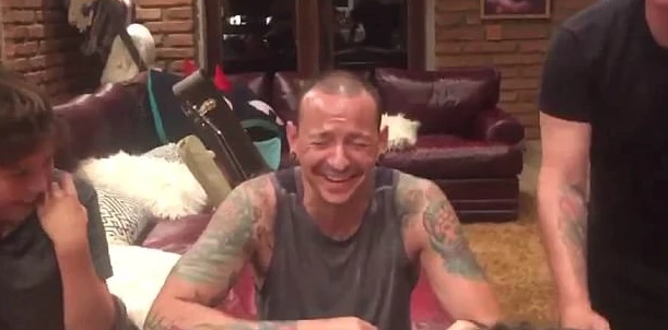 Chester looked happy and was laughing in the clip. Copyright: [Twitter]