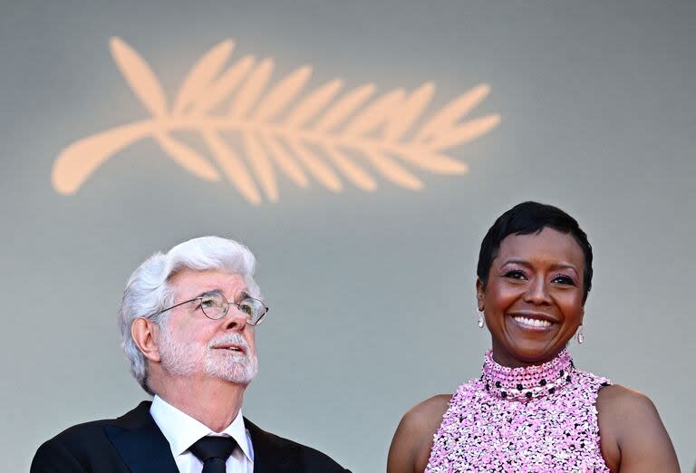 El director George Lucas junto a la empresaria Mellody Hobson, listo para recibir la Palma de Oro honorífica, que reconoce la trayectoria