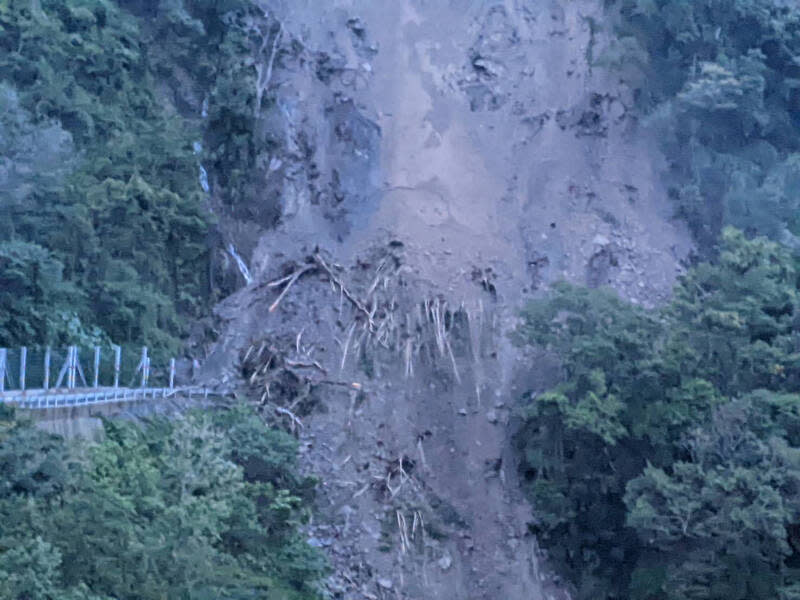 台7線49.8公里上邊坡今日清晨5點36分出現嚴重坍方造成雙向交通阻斷。   圖：公路總局一工處／提供