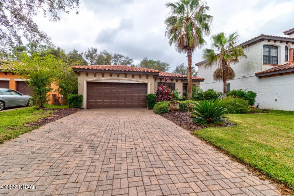 This very unique Verona model is situated on a cul-de-sac in the guard-gated DeBary community Riviera Bella.