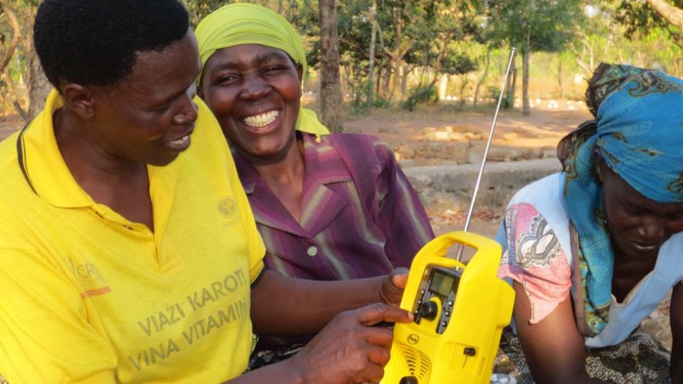 Maria Mchele y agricultores en Tanzania