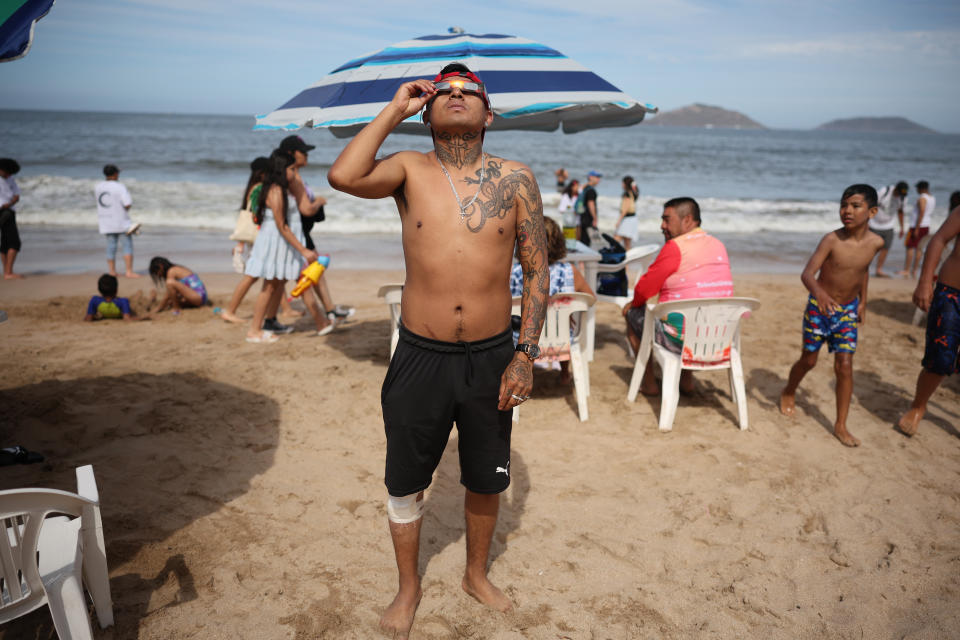 Viendo el eclipse desde la playa, en Mazatlán, México