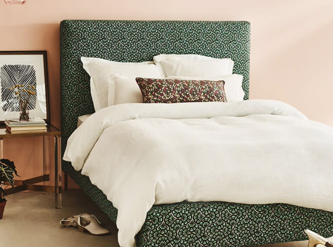 <p>Edlyn Bed in Peacock Fan</p>