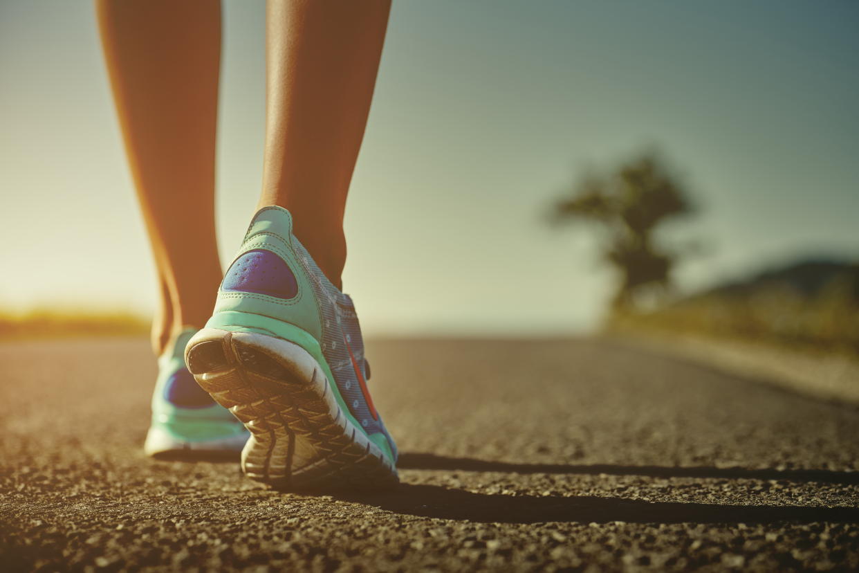 Should you walk 10,000 steps a day? Here's the truth. (Photo: Getty Creative)