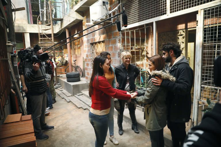 González, Brédice, Gonzalo Heredia, Cherri y Shirley Briceño graban una escena de la tira que se estrena el lunes