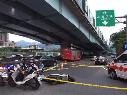 警方封鎖現場釐清車禍事故原因。（圖／翻攝畫面）