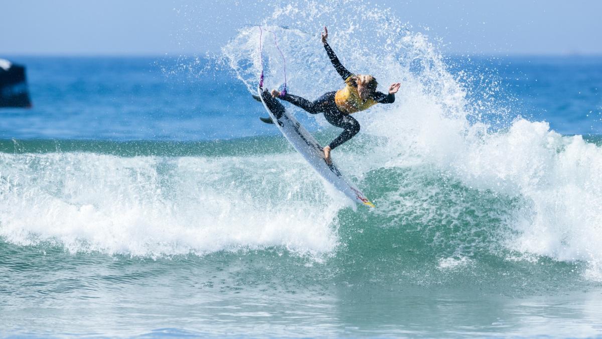 Caity Simmers and John John Florence give the USA victory in the surfing world championship titles in exciting finals