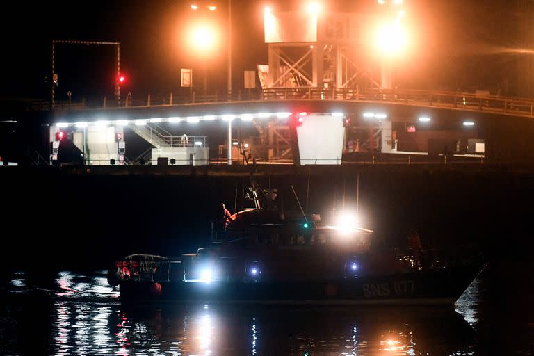 Llegada al puerto de Calais de los restos de los migrantes ahogados en el Canal de la Mancha