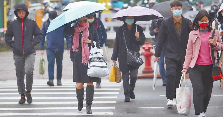 中央氣象局表示，17日強烈大陸冷氣團南下，東北風增強，迎風面的北部、東半部地區雲多有短暫雨，中南部地區則維持多雲到晴，僅山區仍有零星降雨。（中央社）