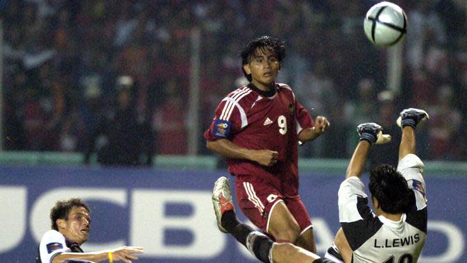 Ilham Jaya Kesuma. Striker yang telah pensiun dari Timnas Indonesia pada 2007 ini mampu mencetak 1 gol saat melawan Malaysia di Piala AFF 2004. Gol tersebut dicetaknya di leg kedua babak semifinal (3/1/2005) dengan skor akhir 4-1 untuk kemenangan Timnas Indonesia. (AFP/Adek Berry)
